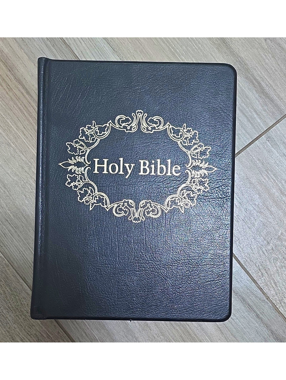 Holman Holy Bible HC Hardcover English Religious & Spiritual Nonfiction Adults